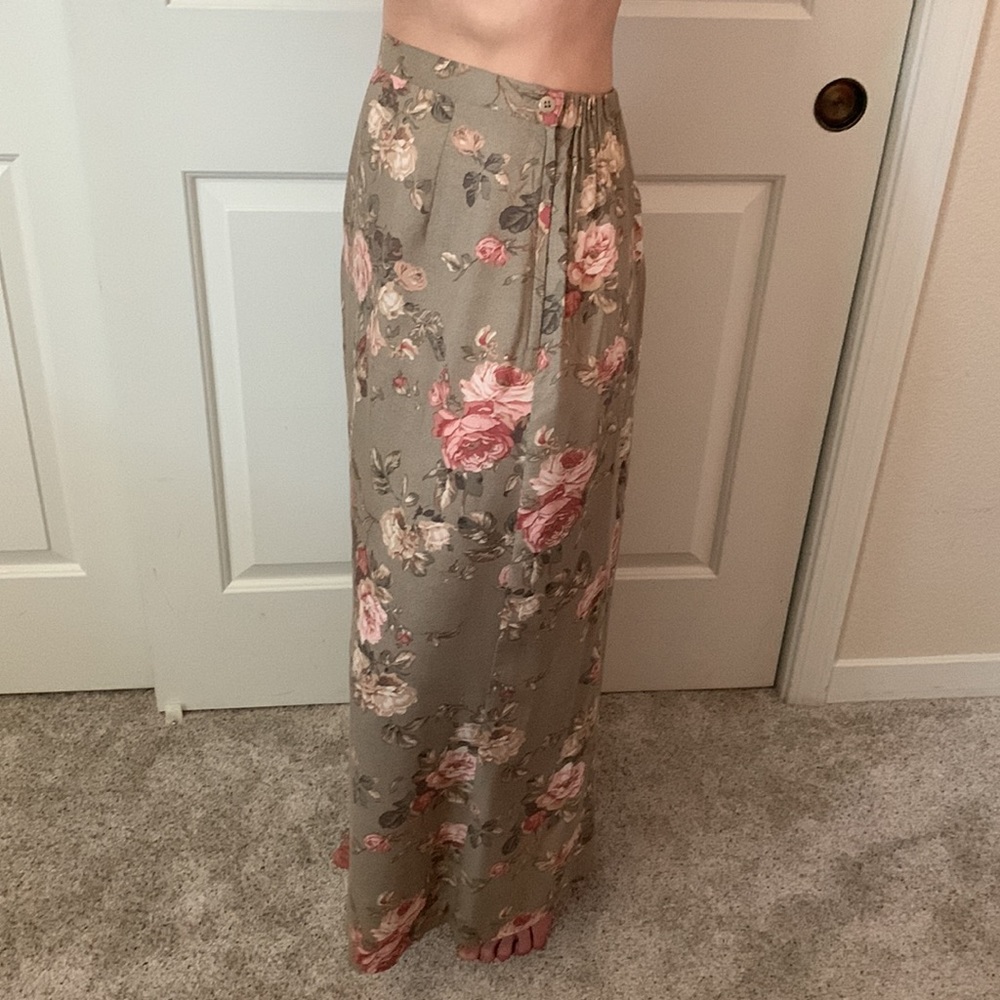 olive green 🪷🫒🪷color full-length skirt with rose and cream floral details.